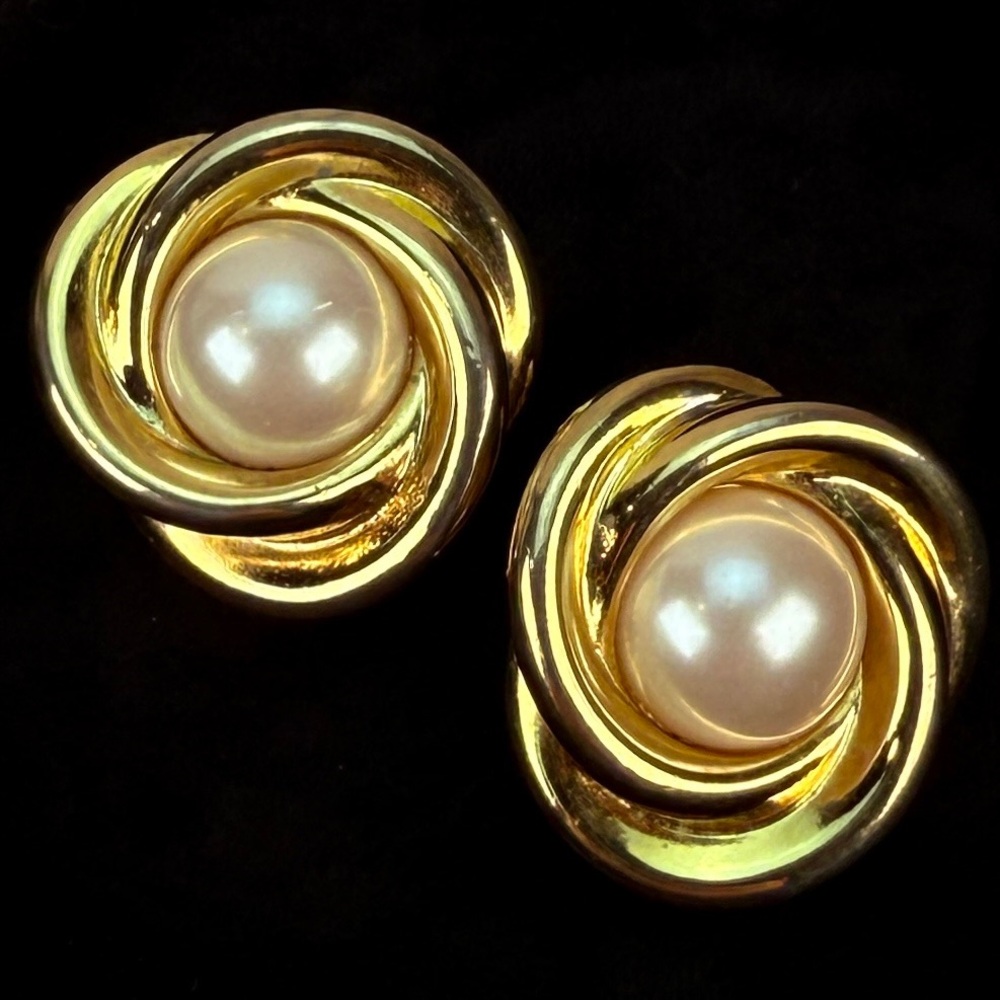 Beautiful vintage, goldtone, faux pearl Cookie Lee signed clip on earrings - Picture 3 of 8